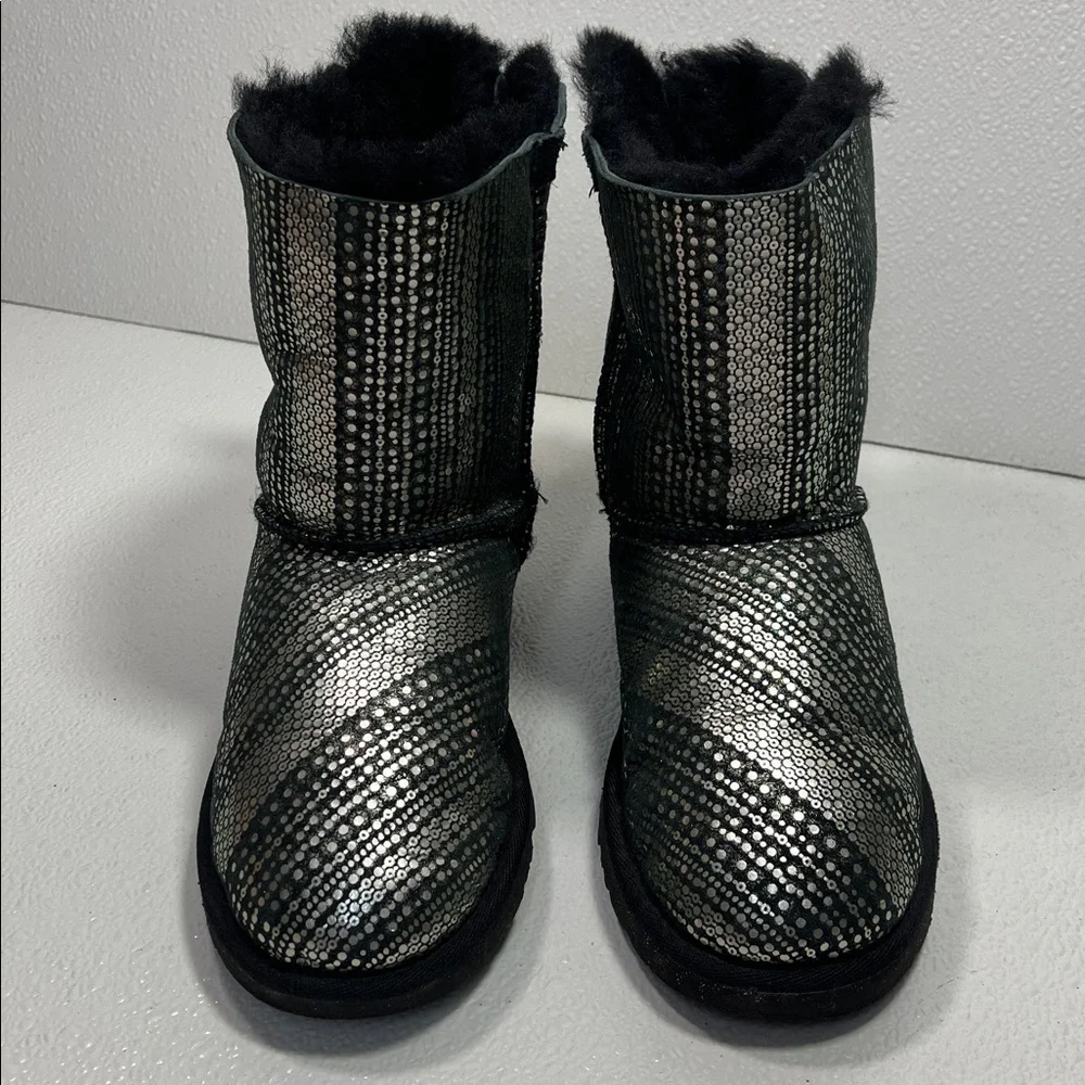 UGG Girl’s Bow Size 4 Warm Stylish Boots 1004797K